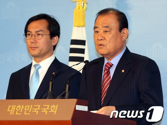 송광호 새누리당 선거관리위원회 위원장(오른쪽)과 김영우 의원이 9일 오전 서울 여의도 국회 정론관에서 기자회견을 열고 새누리당 원내대표 및 정책위의장 선출 관련 회의 결과를 발표하고 있다. 2013.5.9/뉴스1 © News1 송원영 기자
