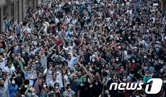 터키 이스탄불에서 31일&#40;현지시간&#41; 탁심 광장 안에 있는 게지 공원의 나무들을 제거하는 작업에 반대하는 시위가 펼쳐지고 있다. 터키 정부는 지난 27일부터 보도를 넓히기 위해 나무를 제거작업을 시작했고 이에 터키 시민들은 반발하고 나섰다. © AFP=News1  