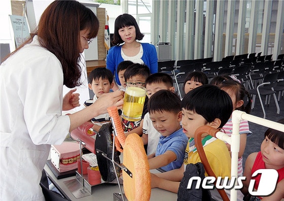 지난해 정선군 보건소에서 어린이집 및 유치원 아이들이 보건소 견학을 하고 있다. (사진제공=정선군) 2013.6.1/뉴스1 © News1 윤창완 기자