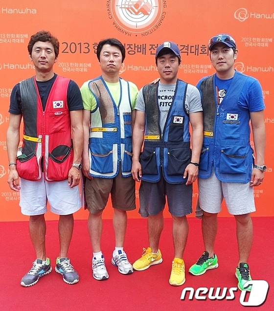 울산 북구청 사격팀이 11일까지 경남 창원종합사격장에서 열린 '2013 한화회장배 전국사격대회'에서 스키트 단체전 우승을 포함, 금2·은2 의 메달을 획득했다. 이로써 사격팀은 이 대회 스키트 단체전 5연패의 위업을 달성했다. 사진은 울산 북구청 사격팀.(울산 북구 제공) © News1