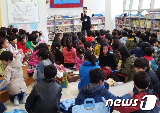 지난달 도서관 1층 이야기 방에서 열린 초등학생 대상 '독서 감상화 그리기 대회'모습. 사진제공=단양군 © News1 