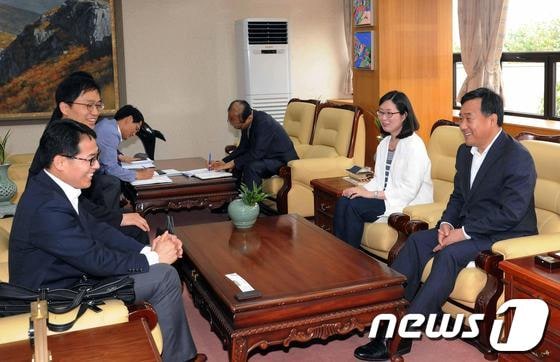 12일 울산 중구를 방문한 신세계백화점 관계자들이 박성민 중구청장과 환담을 나누고 있다. /사진제공=울산 중구청© News1 