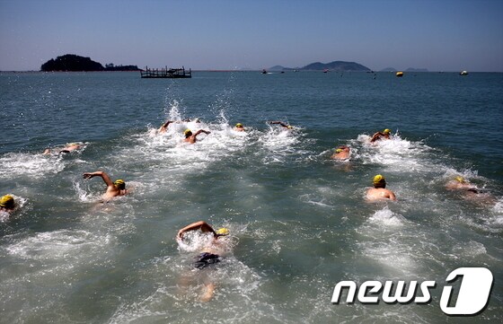 지난해 개최된 조오련배 땅끝바다수영대회 모습./사진제공=해남군 © News1