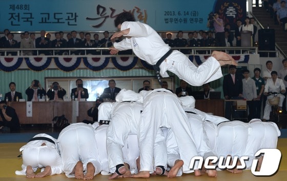 지난 2013년 열린 제48회 전국교도관 무도대회에 참가한 현직 교도관들이 유도시범을 보이고 있다. /뉴스1