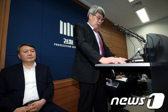 지난 6월14일 이진한 서울중앙지검 2차장검사가 서초동 서울고등검찰청 기자실에서 국가정보원 관련 의혹 사건 수사결과를 발표하고 있다. 왼쪽이 윤석열 특별수사팀장. © News1 