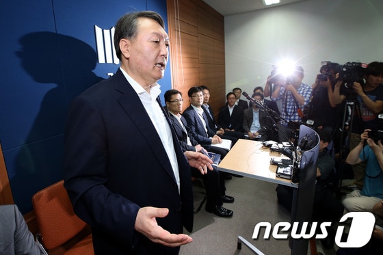 윤석열 서울중앙지검 특별수사팀장이 14일 오후 서초동 서울고등검찰청 기자실에서 국가정보원 관련 의혹 사건 수사결과 발표를 마친뒤 취재진을 향해 발언하고 있다. 검찰은 원세훈 전 국정원장은 대통령 선거 운동에 개입했다는 혐의로 불구속 기소하고 나머지 국정원 직원들은 기소유예했다.2013.6.14/뉴스1 © News1   이광호 기자