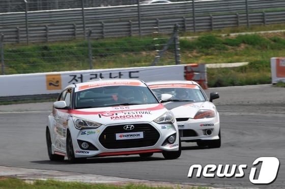 국내 최고의 모터스포츠 축제인 '코리아 스피드 페스티벌' 3전이 16일 영암 F1경주장에서 3000여 관람객이 몰려든 가운데 성황리에 개최됐다.© News1