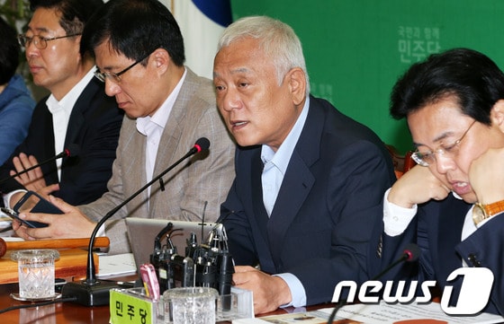 민주당 김한길 대표가 17일 오전 서울 여의도 국회에서 열린 최고위원회의에서 모두발언을 하고 있다. 2013.6.17/뉴스1 © News1 오대일 기자