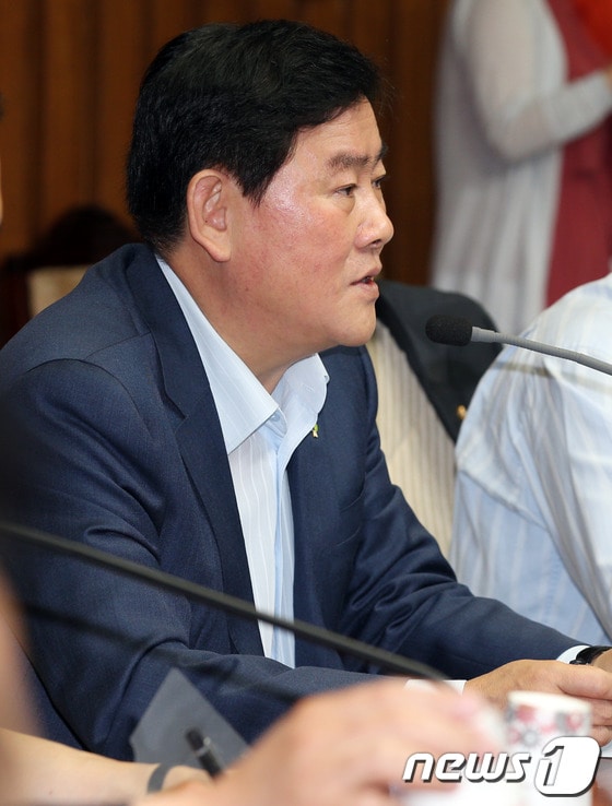 최경환 새누리당 원내대표가 지난 18일 오전 서울 여의도 국회에서 열린 원내대책회의에서 모두발언을 하고 있다. 최 원내대표는 국가정보원 대선 개입 사건과 관련해