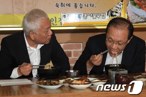 황우여 새누리당 대표와 김한길 민주당 대표가 18일 오전 서울 영등포구 여의도 한 콩나물 국밥집에서 열린 조찬회동에서 식사를 하고 있다. 2013.6.18/뉴스1 © News1 송원영 기자