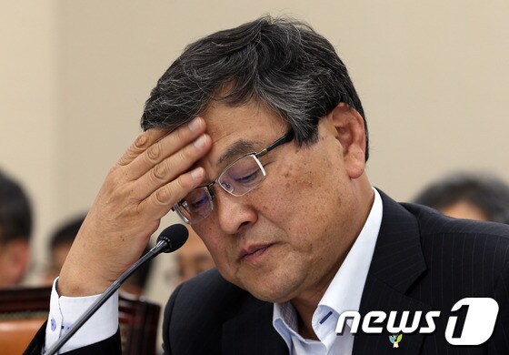 최문기 미래창조과학부 장관이 18일 오전 서울 여의도 국회에서 열린 미래창조과학방송통신위원회 전체회의에서 의원들의 질의를 들으며 머리를 만지고 있다. 2013.6.18/뉴스1 © News1   허경 기자