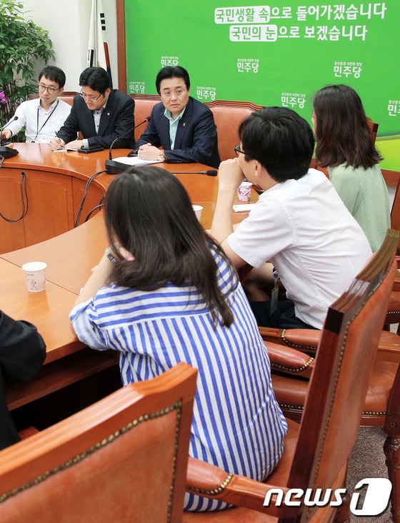 소통 강화와 여론청취를 위해 원내대표실을 매일 30분씩 개방하기로 한 전병헌 원내대표가 18일 서울 여의도 국회 원내대표실에서 기자들과 대화를 나누고 있다. 2013.6.18/뉴스1 © News1 오대일 기자