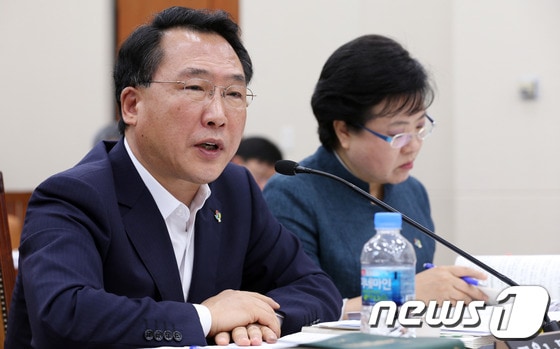 방하남 고용노동부 장관이 18일 오전 서울 여의도 국회에서 열린 환경노동위원회 전체회의에서 의원들의 질의에 답하고 있다. 2013.6.18/뉴스1 © News1 허경 기자