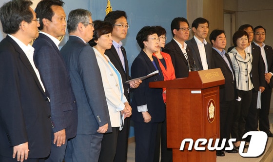 한명숙 의원을 비롯한 민주당 의원들이 18일 서울 여의도 국회 정론관에서 기자회견을 열고 최열 환경재단 전 대표 석방을 축구하는 기자회견을 하고 있다. 이날 기자회견에서 의원들은 