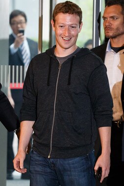 소셜 네트워크 서비스(SNS) 페이스북(Facebook)의 CEO인 마크 저커버그가 18일 오후 서울 서초동 삼성전자를 방문, 사옥에 들어서고 있다. 2013.6.18/뉴스1 © News1 유승관 기자