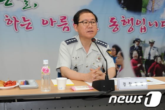 이성한 경찰청장은 18일 전남지방경찰청을 찾아 '국민과의 소통을 위한 눈높이 치안 간담회'를 열었다. 이 청장이 이날 간담회에서 참석자들의 의견을 듣고 이야기를 나누고 있다.(전남경찰청 제공) 2013.6.18/뉴스1 © News1 김호 기자