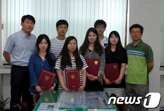 중부대 노동조합 주인식 지부장(사진 좌측)과 교수회 박종훈교수가 학생들에게 우수리나눔장학금을 전달했다. © News1