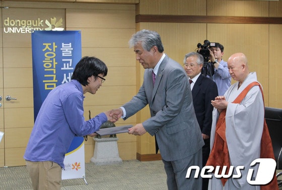 조성제 BN그룹 명예회장(오른쪽)이 동국대 관계자에게 기금을 전달하고 있다.(BN그룹 제공)© News1