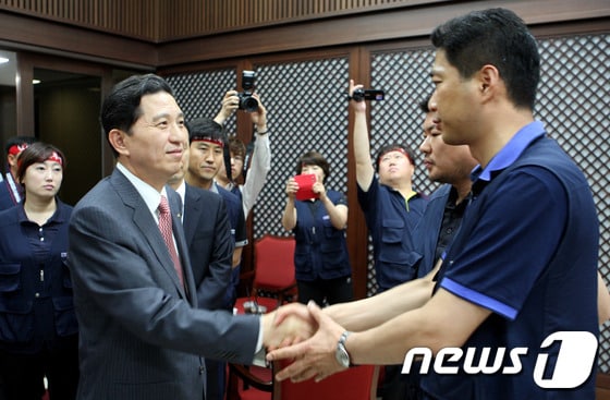 임영록 KB금융지주 회장 내정자가 18일 오전 KB국민은행 노조와 대화의 시간을 가졌다. © News1