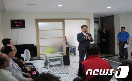 전북개발공사 홍성춘 사장이 익산 배산 에코르 경로당 개소식에서 인사말을 하고 있다./자료제공=전북개발공사.© News1 