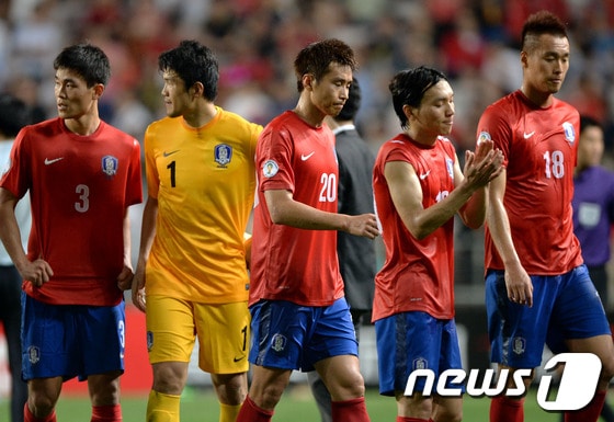 18일 울산문수축구경기장에서 열린 2014 브라질월드컵 최종예선 A조 8차전 대한민국과 이란의 경기에서 1:0으로 패한 태극전사들이 그라운드를 빠져나오고 있다. 한국은 이날 이란에 패했지만 조2위로 브라질행을 확정했다. 한국의 8회 연속 월드컵 본선 진출은 209개 국제축구연맹(FIFA) 가맹국 중 6번째에 해당한다.2013.6.18/뉴스1 © News1 박정호 기자