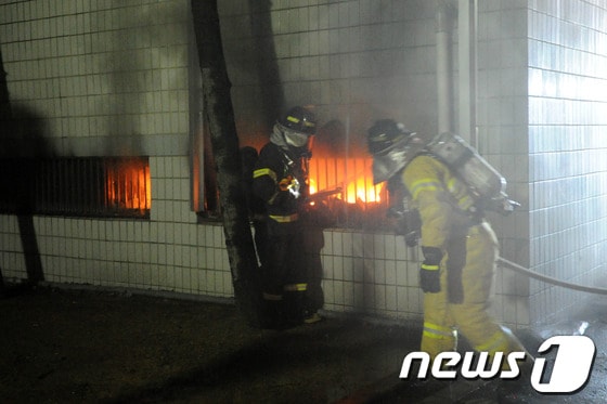 소방관들이 불이 난 마트 안을 살펴보고 있다./최창호 기자© News1
