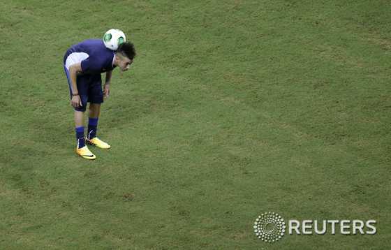 컨페더레이션스컵 축구대회가 열리고 있는 가운데 18일(현지시간) 브라질 헤시피 페르남부쿠 경기장에서 이탈리아 대표팀 스테판 엘 샤라위가 연습 도중 묘기에 가까운 볼 컨트롤을 보여주고 있다. © 로이터=News1  
