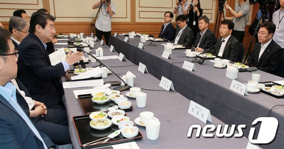 19일 오전 서울 여의도 국회 귀빈식당에서 열린 새누리당 제4정조위원회와 산업통상자원부 간 당정협의에서 강석호 제4정조위원장이 모두발언을 하고 있다. 이날 당정협의에서는 원전비리와 전력수급 대책 등이 논의됐다. 2013.6.19/뉴스1 © News1 오대일 기자