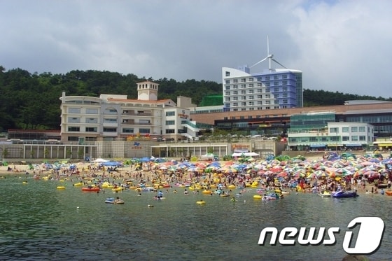 천혜의 자연경관을 자랑하는 사천 남일대해수욕장 <사천시 제공> © News1