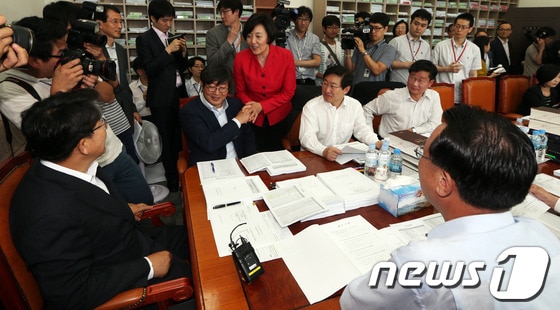 19일 오전 서울 여의도 국회에서 열린 법제사법위원회 법안심사 제1소위원회에 앞서 박영선 위원장이 권성동 소위원장 등 의원들과 인사하고 있다. 법사위에서는 전두환 전 대통령의 미납 추징금 환수 문제와 관련한 이른바 '전두환 추징법'을 논의했다. 2013.6.19/뉴스1 © News1 허경 기자