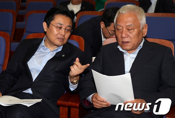 김한길 민주당 대표와 전병헌 원내대표가 19일 오전 서울 여의도 국회에서 열린 의원총회에서 대화를 나누고 있다. 2013.6.19/뉴스1 © News1 허경 기자