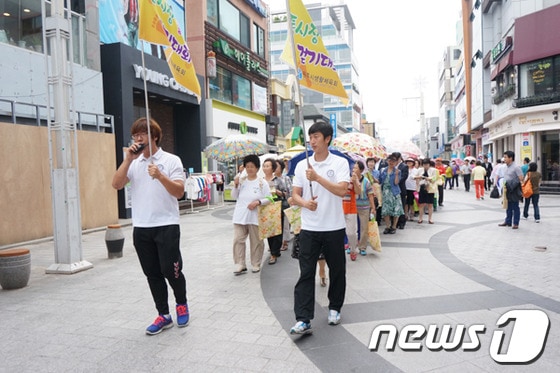 19일 오전 11시 원주시내 일대에서 전통시장 즐겨찾기 걷기대회가 열렸다. 2013.6.19/뉴스1 © News1 이예지 기자