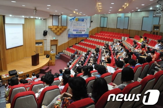 19일 연암공업대학에서 부산지역 중・고교 진로진학 상담교사 자격연수를 실시했다. © News1