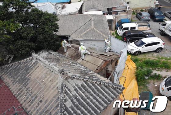 마산 오동동 문화광장 조성 현장의 철거작업이 시작됐다.(창원시 제공)© News1