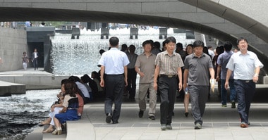 직장인들이 점심시간을 활용해 서울 청계천을 걷고 있다. ⓒ News1