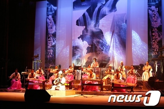 광주문화재단 전통문화관은 22일 서석당에서 열리는 토요상설무대에 내벗소리 민족예술단의 공연을 펼친다.© News1 