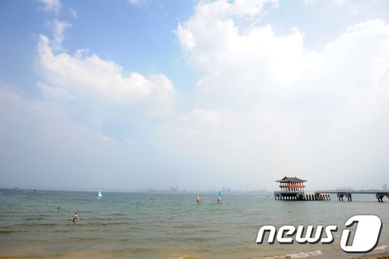 푸른하늘 모습 드러낸 포항영일대 해수욕장./최창호 기자© News1  