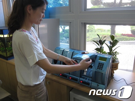 19일 경남 산청군 민원실에 설치된 휴대폰 급속충전기를 민원인이 이용하고 있다.© News1