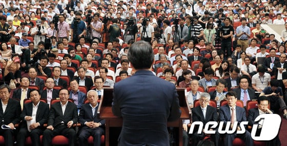 무소속 안철수 의원이 19일 서울 여의도 국회 의원회관에서 열린 자신의 싱크탱크 '정책네트워크 내일' 창립 기념 심포지엄에서 인사말을 하고 있다. '정책네트워크 내일'은 이 자리에서 정치적 지향점으로 다원주의적 민주주의와 진보적 자유주의를 제시했다. 2013.6.19/뉴스1 © News1 오대일 기자