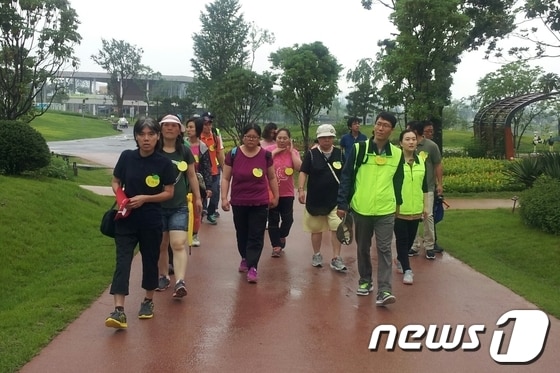 금호고속 직원들이 광주새생명보건센터 정신장애 여성들과 순천만 국제정원박람회장을 둘러보고 있다/사진제공=금호고속© News1