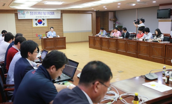 19일 충남 아산시청 상황실에서 민선5기 3주년 기념 기자간담회가 열렸다. 복기왕 시장이 지난 3년간 달라진 지역 주요 지표를 설명하고 있다. © News1