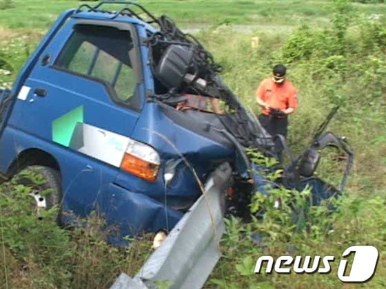 19일 밀양 무안면에서 발생한 교통사고 현장. <경남소방본부 제공>© News1 