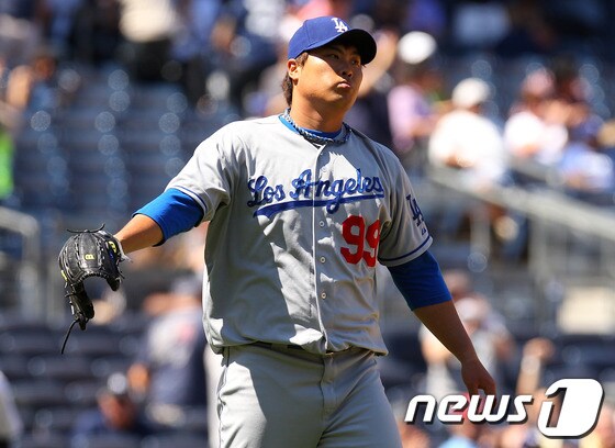 NEW YORK, NY - JUNE 19: Hyun-Jin Ryu #99 of the Los Angeles Dodgers reacts after giving up a solo home run in the sixth inning to Ichiro Suzuki #31 of the New York Yankees at Yankee Stadium on June 19, 2013 in the Bronx borough of New York City. Mike Stobe/Getty Images/AFP © News1 조재현 기자