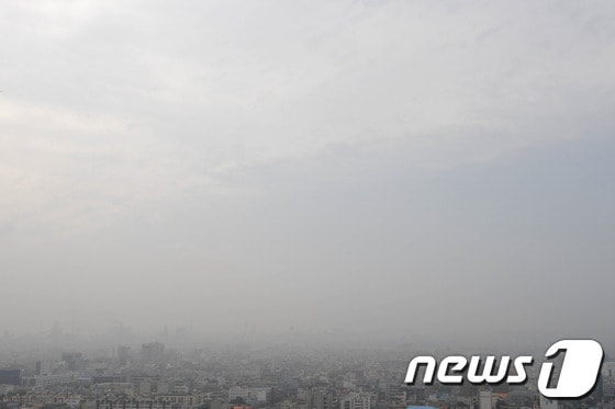 연무에 뒤덮힌 포항시가지./최창호 기자© News1