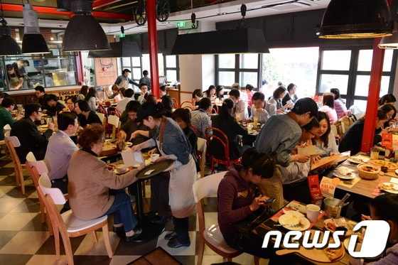 미스터피자 상하이 복주로점(사진제공=미스터피자) © News1  