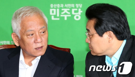 민주당 김한길 대표와 전병헌 원내대표가 20일 오전 서울 여의도 국회에서 열린 '을 살리기 및 국회 기득권 내려놓기' 입법점검을 위한 고위정책회의에서 대화를 나누고 있다. 2013.6.20/뉴스1 © News1 오대일 기자