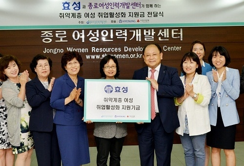 노재봉 효성나눔봉사단장(오른쪽 네 번째)이 20일 서울 종로구 종로여성인력개발센터에서 한춘희 사단법인 여성중앙회 회장(오른쪽 여섯 번째)과 김영남 종로여성인력개발센터 관장(오른쪽 다섯 번째)에게 '취약계층 여성 취업 활성화 지원기금' 5000만원을 전달하고 있다(사진=효성). )© News1