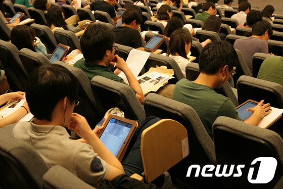 SK텔레콤이 개발한 UBT를 통해 시험을 치르는 모습(사진=SK텔레콤)© News1