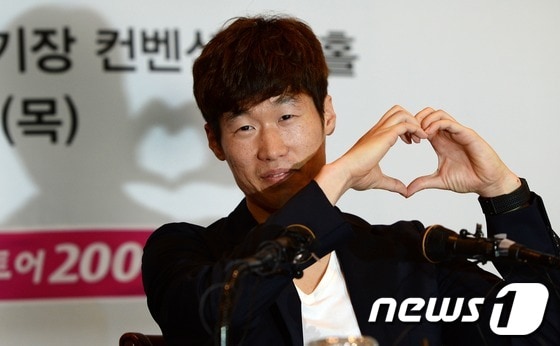 박지성(32·퀸스파크 레인저스)이 20일 오전 수원월드컵경기장 컨벤션 웨딩홀에서 김민지 아나운서(28)와의 열애설에 대해 기자회견을 통해 공식 입장을 밝힌 후 취재진의 요청에 하트를 그려 보이고 있다. 김민지 아나운서는 1985년생으로 선화예술고등학교, 이화여자대학교 서양화과를 졸업, 2010년 SBS 17기 아나운서로 입사해 '아이 러브 베이스볼' 진행을 맡았으며 현재는 '풋볼매거진 골!', SBS 파워 FM '김민지의 행복한 아침' 등의 진행을 맡고 있다. 서울중앙지법 부장판사 출신의 김덕진 변호사와 수원대학교 미술대학 오명희 교수의 1남 2녀 중 둘째 딸이다.2013.6.20/뉴스1 © News1   이동원 기자