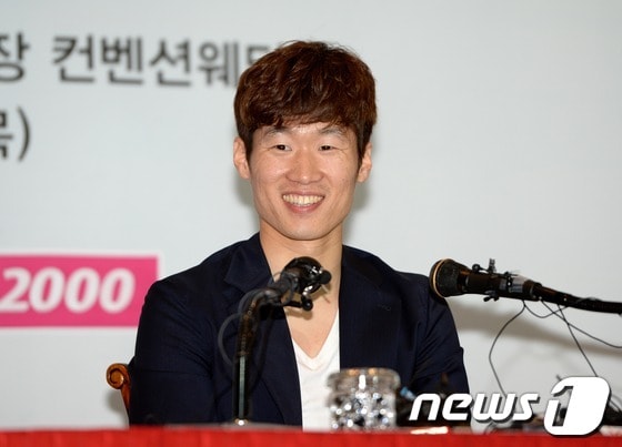 박지성(32·퀸스파크 레인저스)이 20일 오전 수원월드컵경기장 컨벤션 웨딩홀에서 김민지 아나운서(28)와의 열애설에 대해 기자회견을 통해 공식 입장을 밝히고 있다. 김민지 아나운서는 1985년생으로 선화예술고등학교, 이화여자대학교 서양화과를 졸업, 2010년 SBS 17기 아나운서로 입사해 '아이 러브 베이스볼' 진행을 맡았으며 현재는 '풋볼매거진 골!', SBS 파워 FM '김민지의 행복한 아침' 등의 진행을 맡고 있다. 서울중앙지법 부장판사 출신의 김덕진 변호사와 수원대학교 미술대학 오명희 교수의 1남 2녀 중 둘째 딸이다.2013.6.20/뉴스1 © News1 이동원 기자